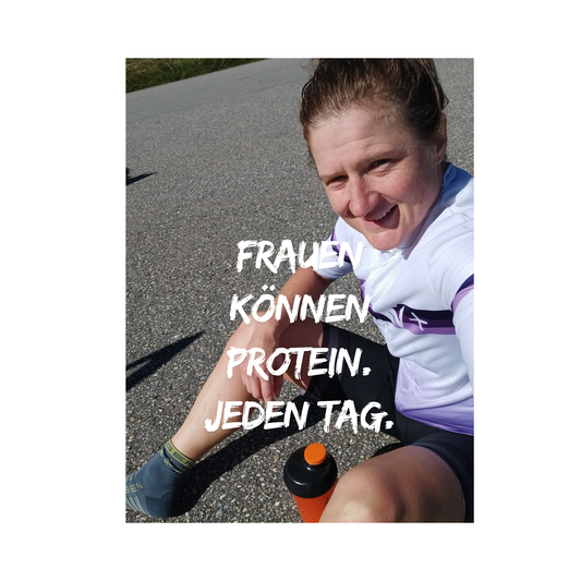 Frau sitzt auf dem Boden mit Shaker