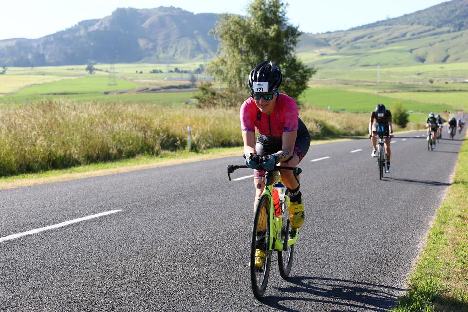 Frau auf dem Rad in Neuseeland