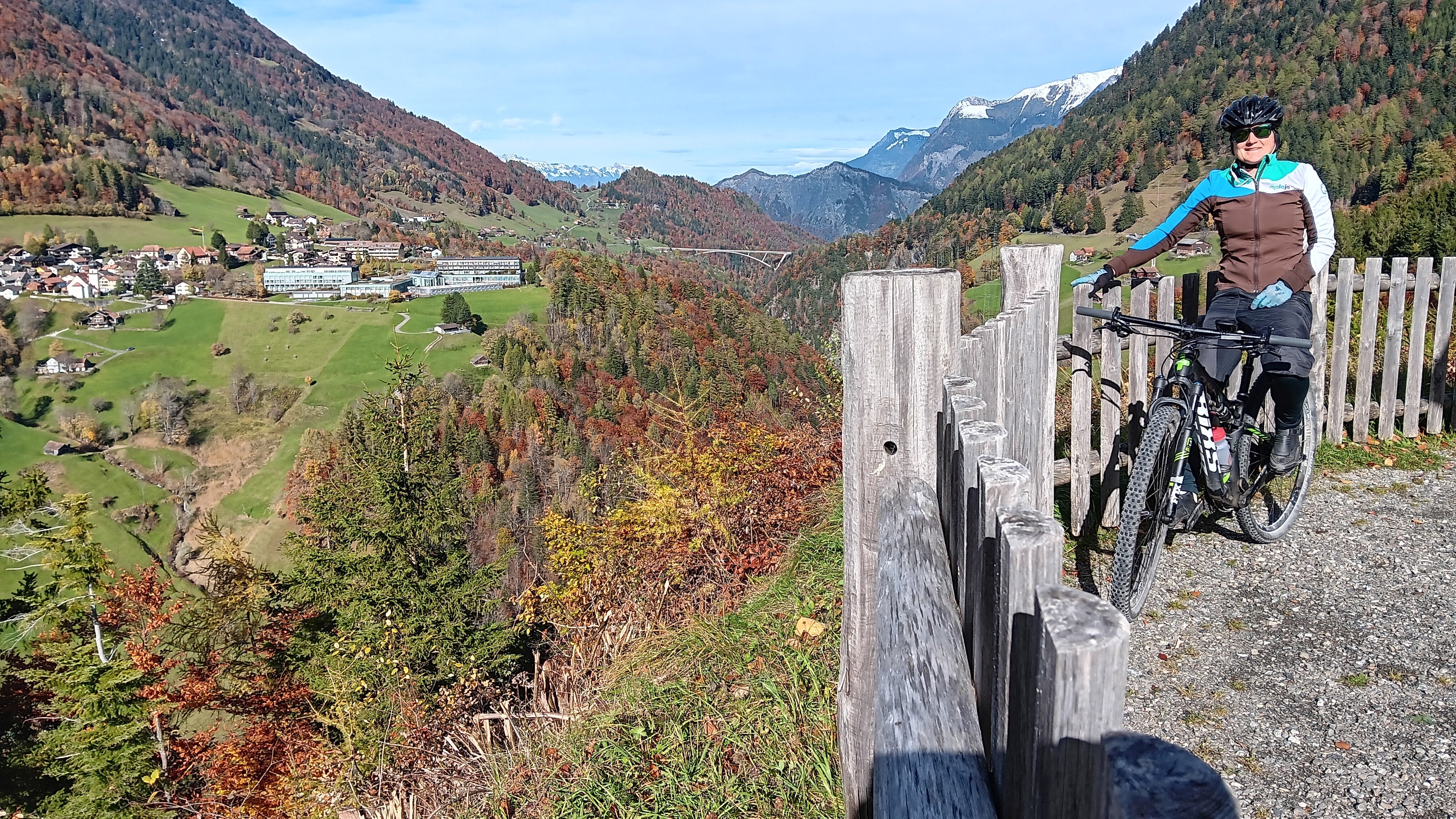 Frau auf dem Bike herbstliches Valley